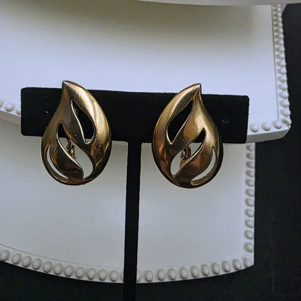 MONET Signed Polished Gold Tone Clip On‎ Earrings 80's Design Vtg Clip-on